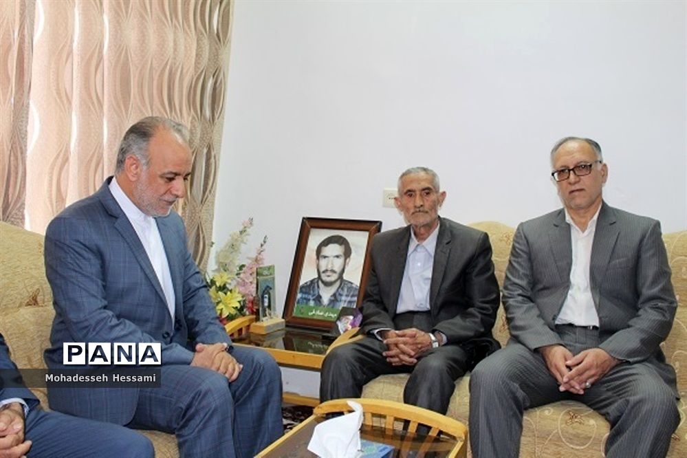 دیدار مدیرکل آموزش و پرورش با خانواده شهدا، جانبازان و بیماران فرهنگی در هفته بزرگداشت مقام معلم