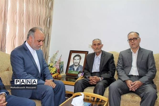 دیدار مدیرکل آموزش و پرورش با خانواده شهدا، جانبازان و بیماران فرهنگی در هفته بزرگداشت مقام معلم