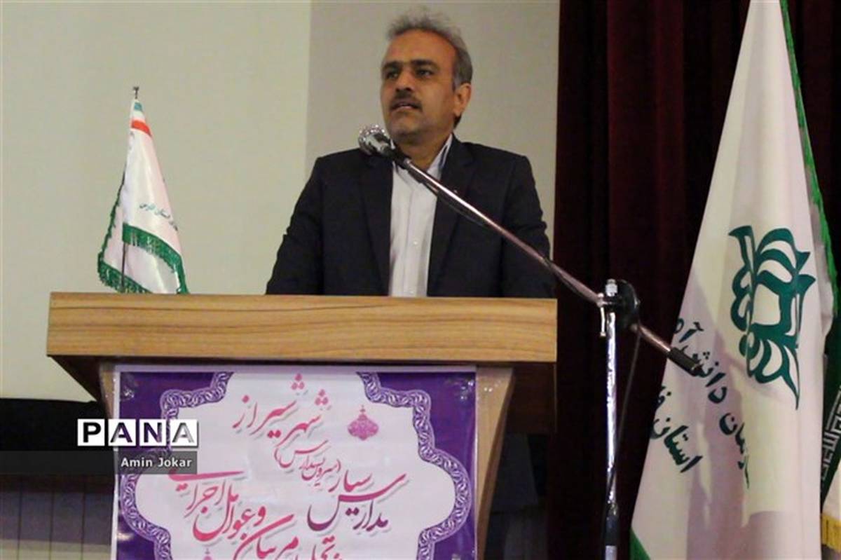 رئیس سازمان دانش آموزی فارس: ملی‌شدن طرح سرویس مدارس شهرشیراز، حاصل نگاه تربیتی به آن و اطلاق مدرسه سیار است