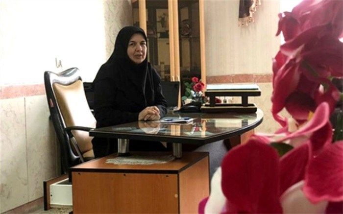 خانم معلم با روحیه که در راه تحقق اهداف خود و موفقیت دانش آموزانش خستگی ناپذیر است