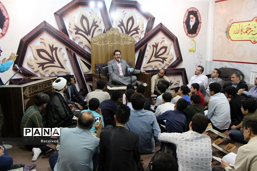 محفل دانش‌آموزی انس با قرآن در سیمرغ