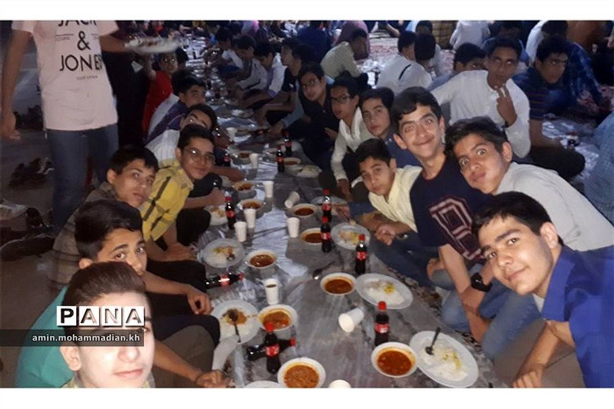 برگزاری محفل انس با قرآن و افطاری دانش آموزی در دبیرستان امیر معزی مشهد