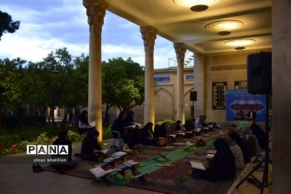حال و هوای آرامگاه حافظ در ماه  مبارک رمضان