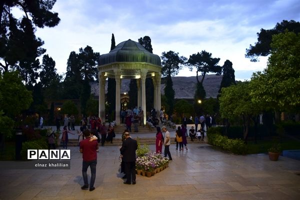 حال و هوای آرامگاه حافظ در ماه  مبارک رمضان