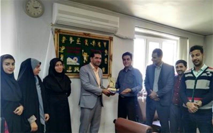 اهدای لوح فستیوال منطقه ای زاگرس جوان به مدیرکل ورزش و جوانان استان همدان