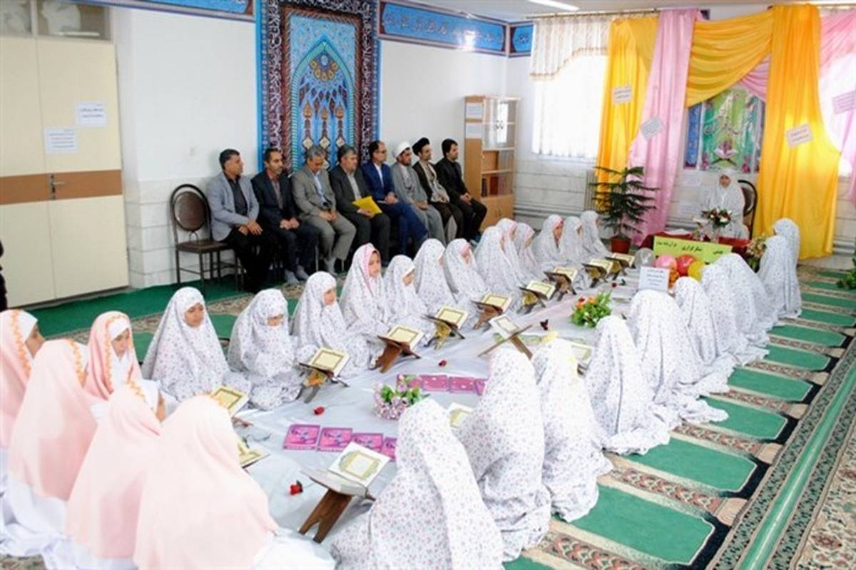 جشن شکرگزاری قرآن دانش آموزان پایه سوم ابتدایی در شهرستان کمیجان برگزار شد