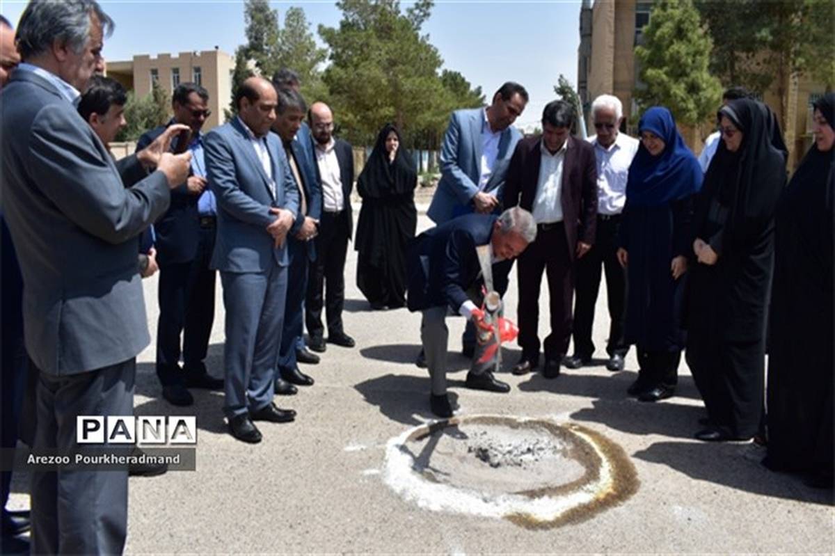 کلنگ احداث سالن ورزشی دبیرستان فرزانگان به زمین زده شد