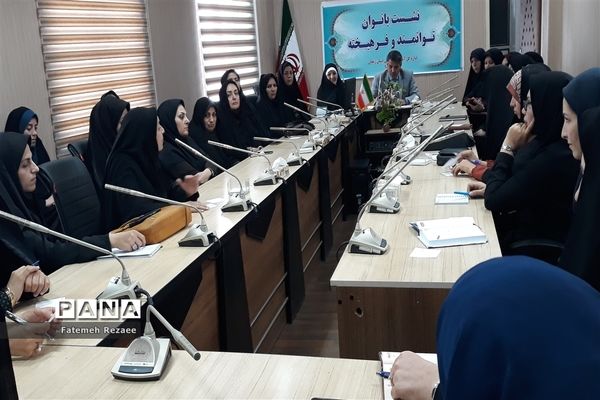 نشست مدیرکل آموزش و پرورش استان زنجان با بانوان توانمند و فرهیخته