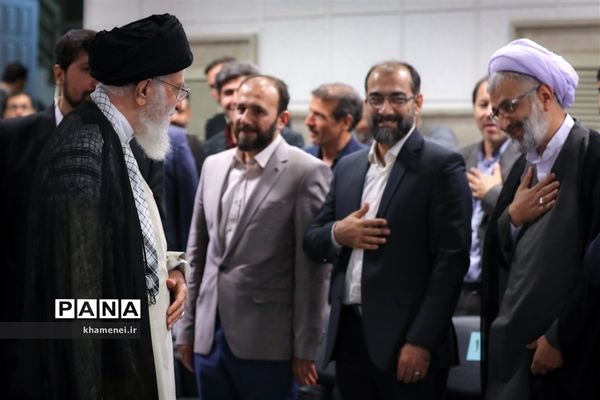 دیدار جمعی از شاعران و اهالی فرهنگ و ادب با مقام معظم رهبری