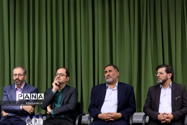 دیدار جمعی از شاعران و اهالی فرهنگ و ادب با مقام معظم رهبری