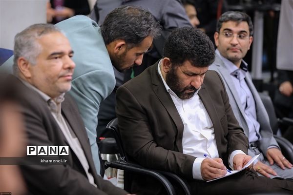 دیدار جمعی از شاعران و اهالی فرهنگ و ادب با مقام معظم رهبری