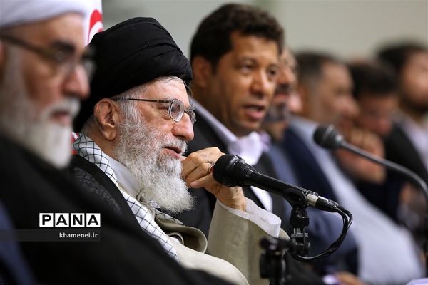 دیدار جمعی از شاعران و اهالی فرهنگ و ادب با مقام معظم رهبری