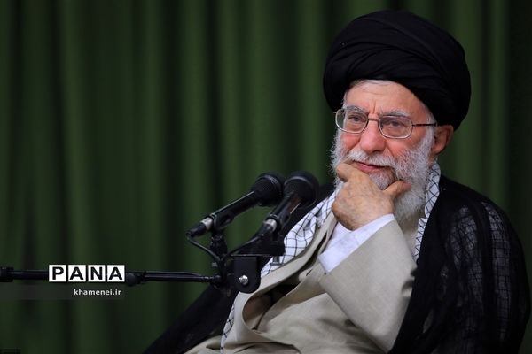 دیدار جمعی از شاعران و اهالی فرهنگ و ادب با مقام معظم رهبری