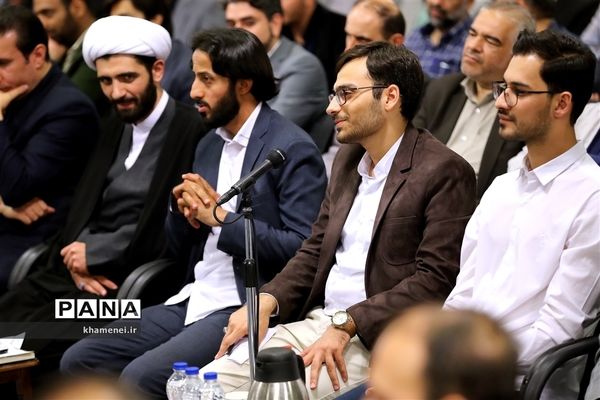 دیدار جمعی از شاعران و اهالی فرهنگ و ادب با مقام معظم رهبری