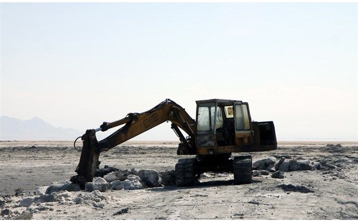 برداشت نمک؛ راهی برای طول عمر دریاچه ارومیه