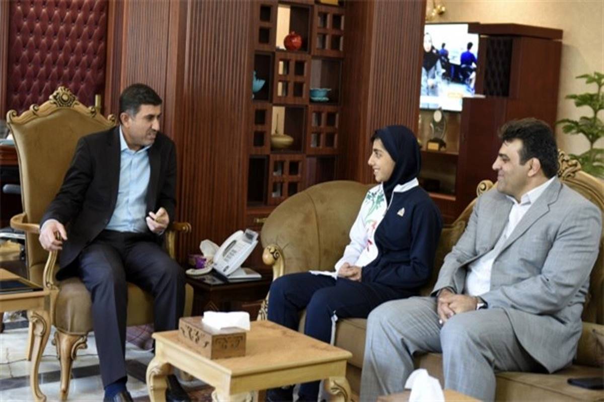 استاندار البرز با دارنده مدال نقره مسابقات جهانی تکواندو دیدار کرد