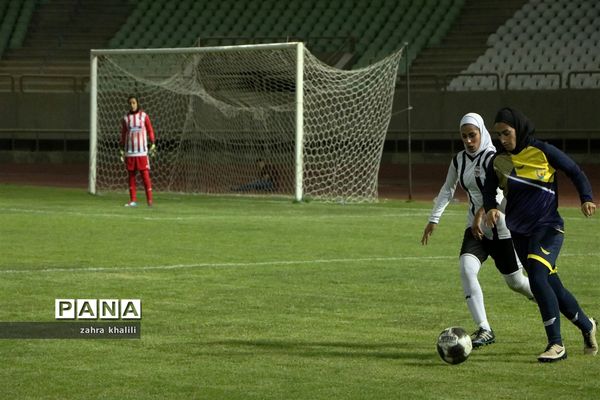 دیدار تیم های  زاگرس شیراز و پالایش گاز ایلام از هفته هفدهم لیگ فوتبال بانوان ایران