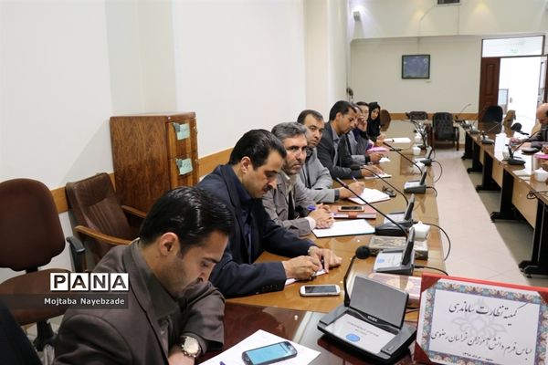 کمیته نظارت ساماندهی لباس فرم  دانش‌آموزان خراسان رضوی