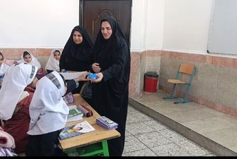 توزیع شیر رایگان در بین دانش‌آموزان معمولان