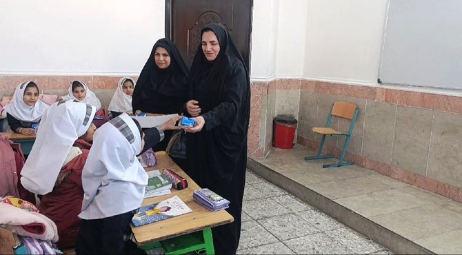 توزیع شیر رایگان در بین دانش‌آموزان معمولان