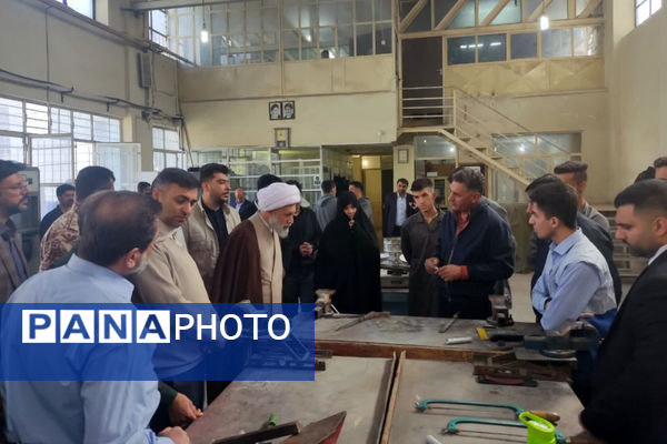 بازدید نماینده ولی فقیه استان فارس از هنرستان طالقانی در آستانه هفته بسیج