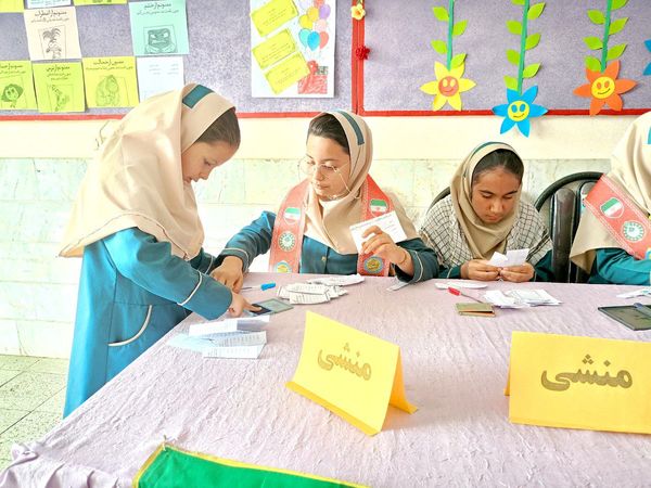 برگزاری انتخابات شورای دانش آموزی دبستان سمیه کاشمر
