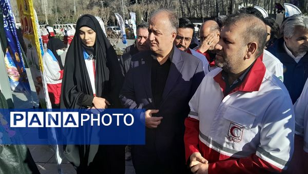 بازدید دبیرکل جمعیت هلال احمر کشور از غرفه‌های خدمت‌رسانی شهر کرج در نوروز 