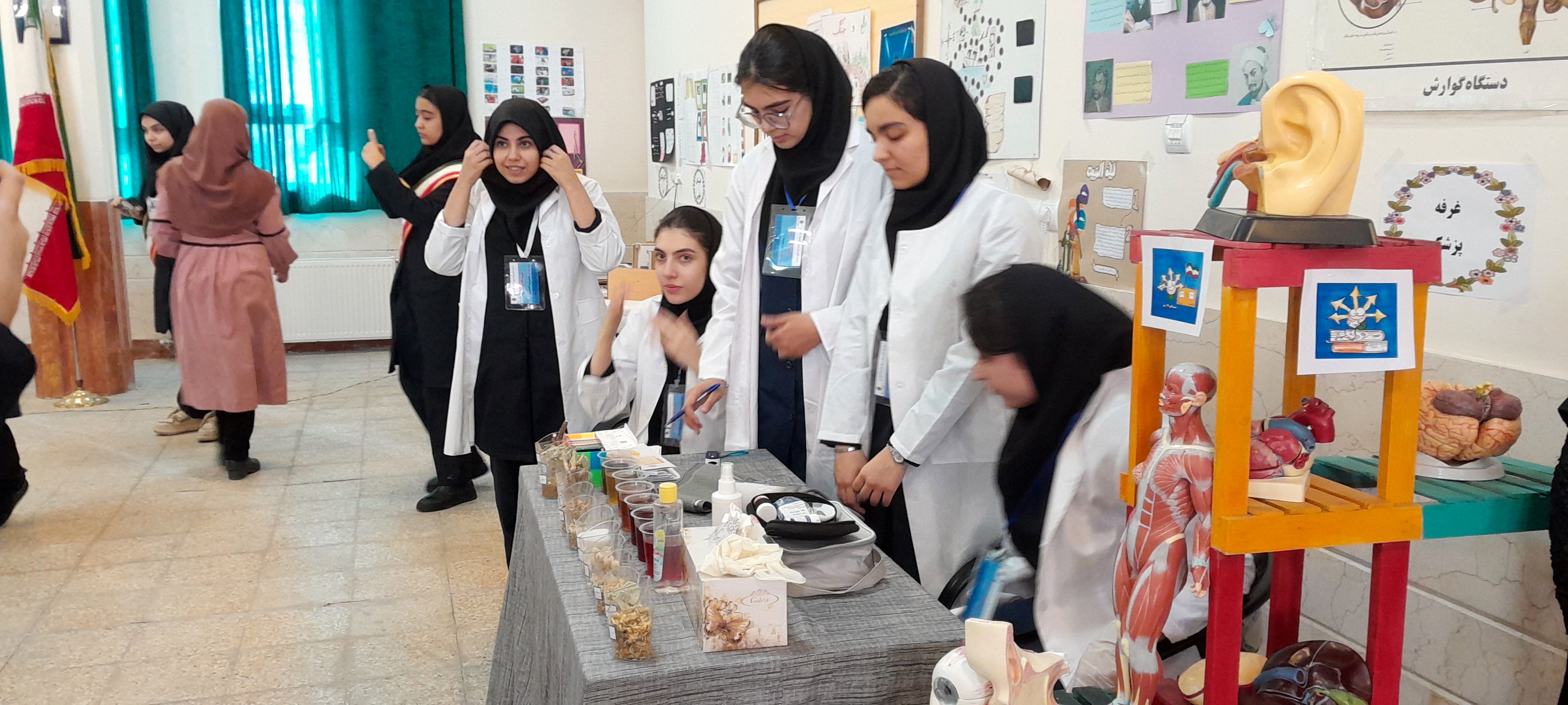 افتتاحیه نمایشگاه پژوهشی و فناورانه دبیران و دانش‌آموزان شهرستان ملارد در دبیرستان فرزانگان استعداد درخشان