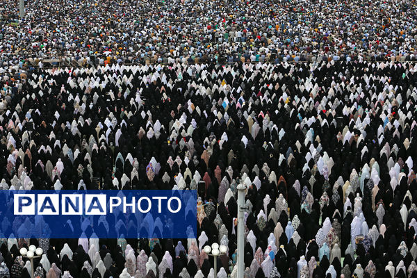 اقامه نماز عید فطر به امامت رهبر انقلاب اسلامی