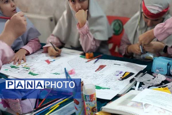 نمایش جلوه‌های ارادت فاطمی در روزنامه‌دیواری‌های مدرسه شهیدسرافراز اسلامشهر