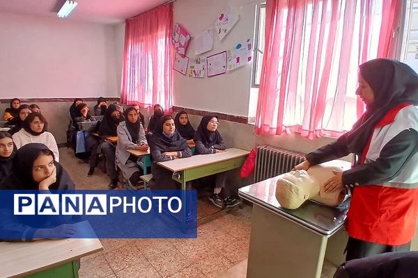 آموزش اصول ایمنی و سلامتی هنگام وقوع زلزله در دبیرستان پویش دماوند