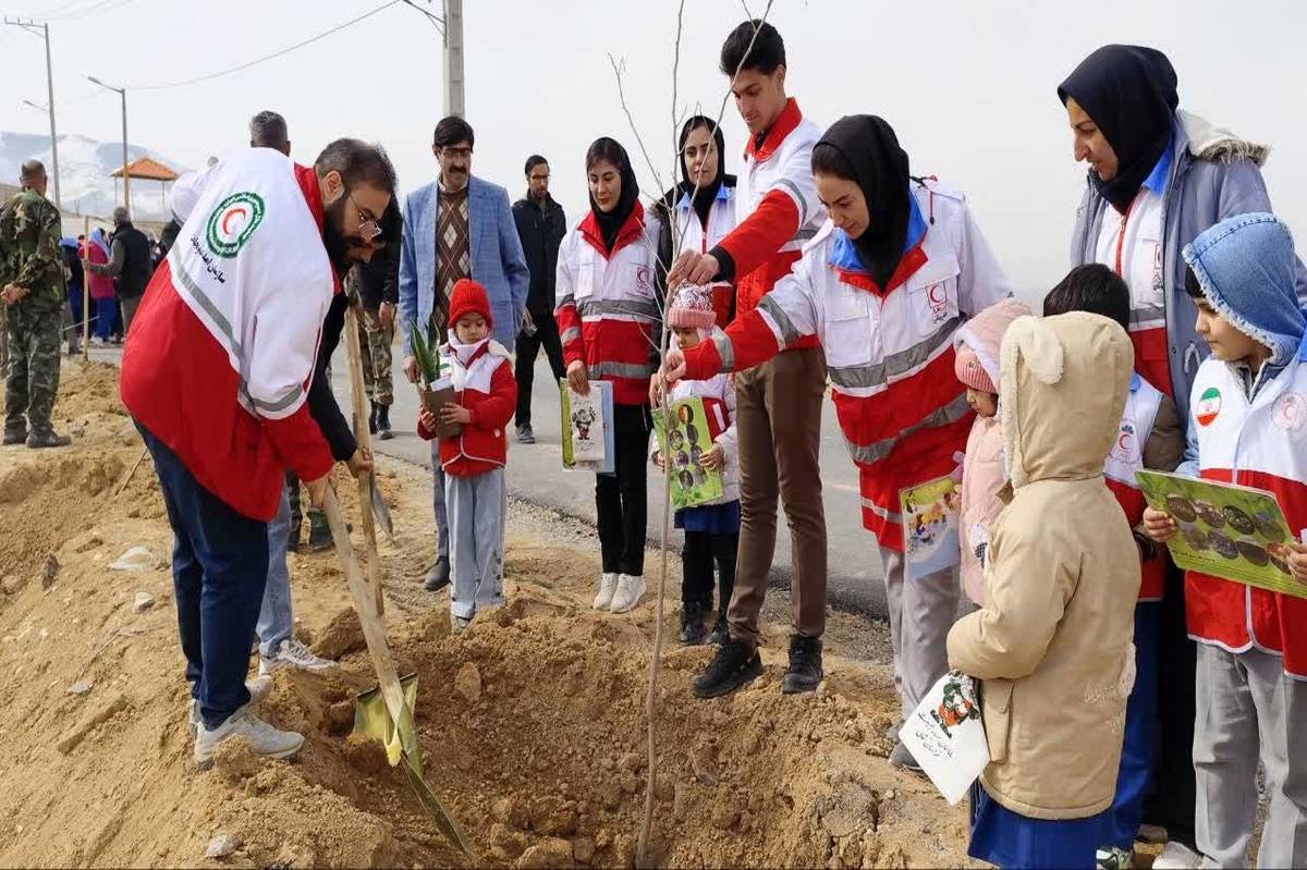 حرکت داوطلبانه جوانان هلال احمر برای کاشت نهال در روز درختکاری