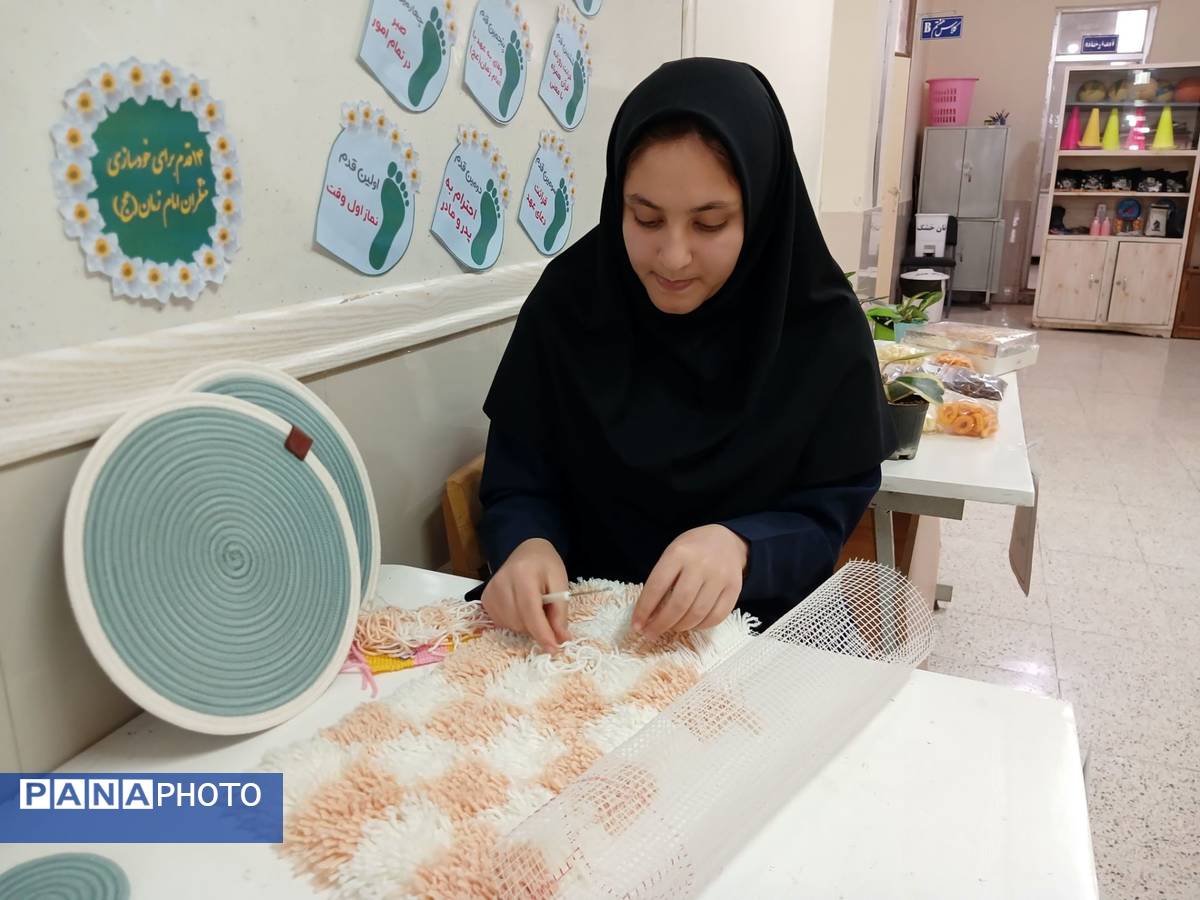 بازدید مدیر آموزش و پرورش کاشمر از نمایشگاه دبیرستان سما