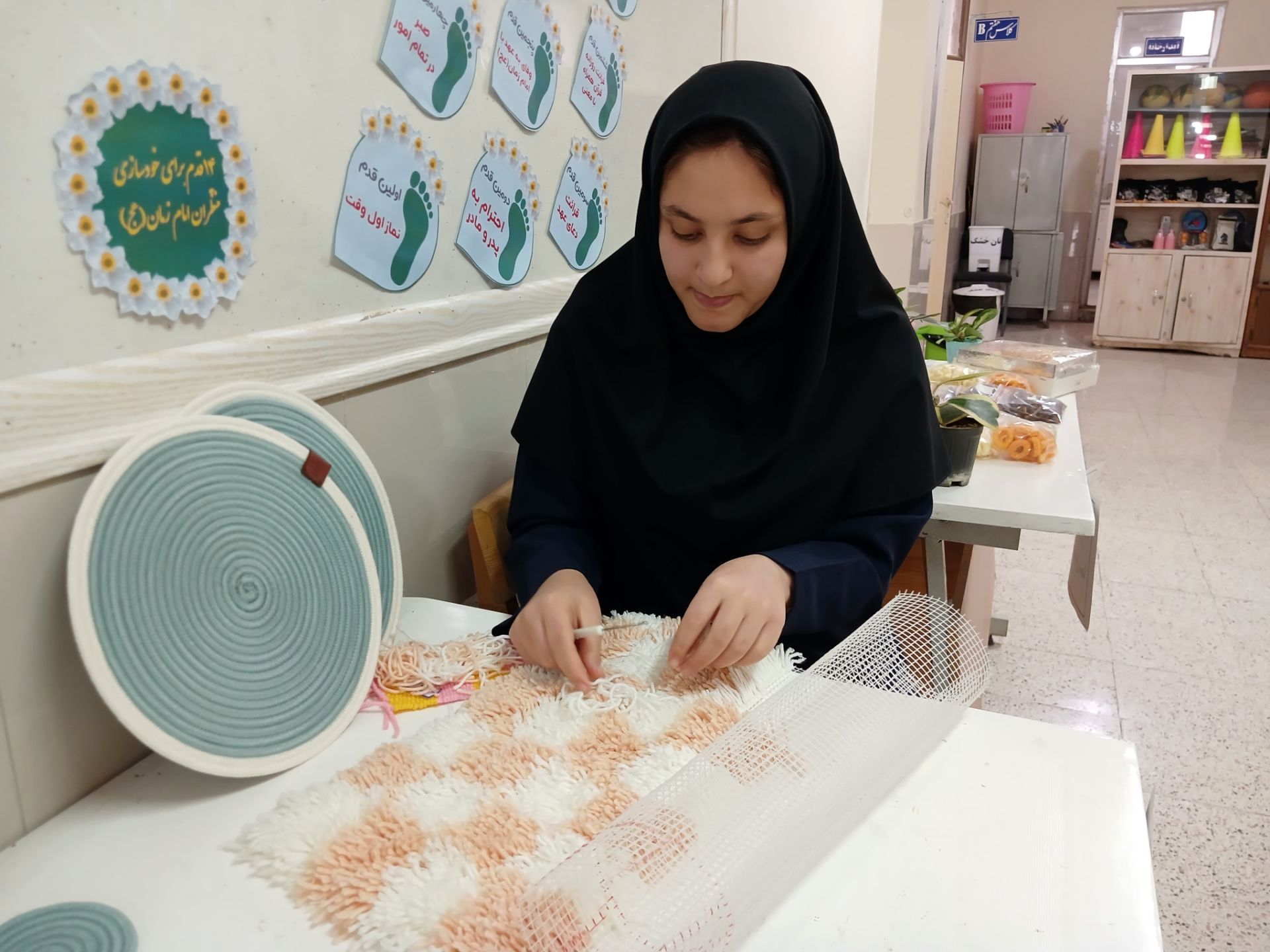 بازدید مدیر آموزش و پرورش کاشمر از نمایشگاه دبیرستان سما