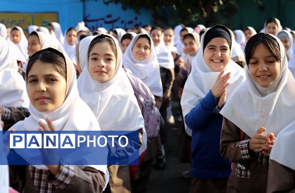 صبحگاهی غرق در علم و شادمانی در آموزشگاه جمهوری اسلامی ناحیه یک شهرستان بهارستان 