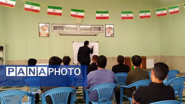 جلسه‌ مشاوره‌ای و توجیهی کنکور در دبیرستان معلم ساوجبلاغ