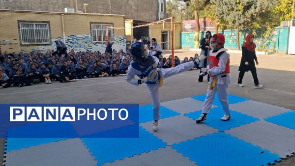 حرکات ورزشی و نمایشی در افتتاحیه المپیاد درون مدرسه‌ای