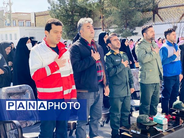 نواختن زنگ جشن نیکوکاری در دبستان زینب قهرمانی مه ولات