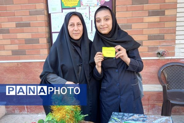 برگزاری انتخابات همیار مشاور در دبیرستان بانو عفت آهنگری ناحیه یک شهرری