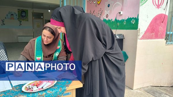 جلسه انتخابات انجمن اولیا و مربیان در دبستان شهید احمدپور قائمشهر