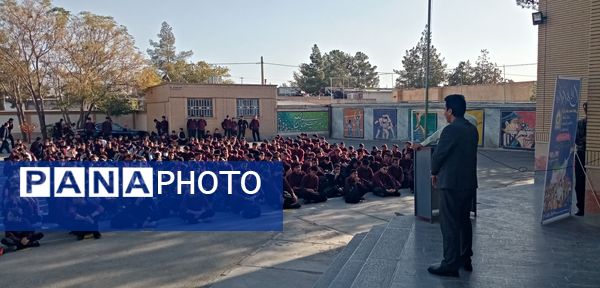 رئیس پلیس فتا کاشمر در مراسم صبحگاه دبیرستان آیت‌الله خامنه‌ای بر هوشیاری در فضای مجازی تأکید کرد