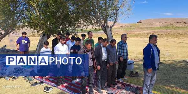 قابی صمیمی از مهرورزی و همکاری دانش‌آموزان در دل طبیعت آیواز 