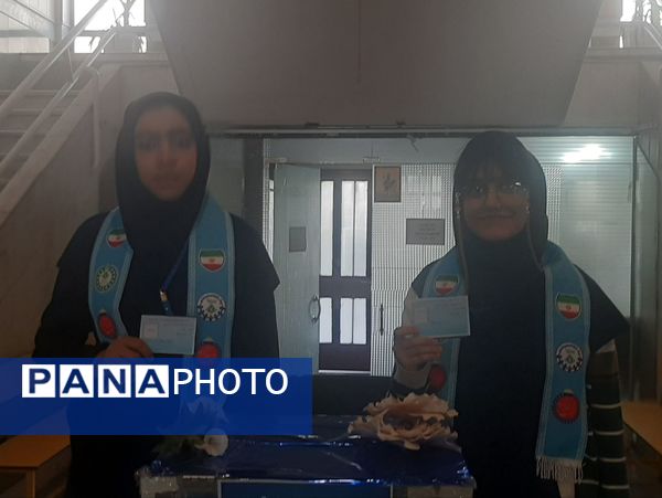 انتخاب نماینده دانش آموزان در دبیرستان نمونه فرهنگ مهشید مصلی نژاد ناحیه ۶