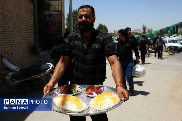 آیین سنتی توزیع نذری در روستای باغملک اصفهان