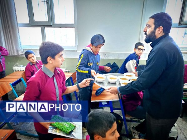 پخش غذای نذری بین دانش آموزان دبیرستان میثاق 