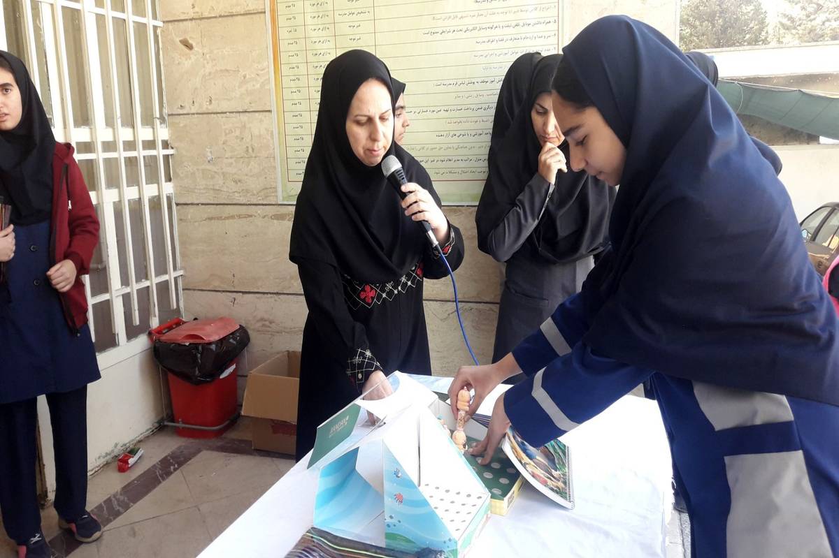 تقدیم هدایا به دانش‌آموزان دبیرستان تهذیب خرم‌آباد به مناسبت روز علم و توسعه