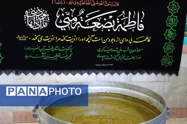 طبخ آش نذری به‌مناسبت شهادت حضرت فاطمه(س) در آموزشگاه مولوی کمیجان