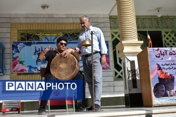 جشن روز دانش‌آموز در دبیرستان امام خمینی (ره) با حضور مسئولان، ورزشکاران و هنرمندان برگزار شد