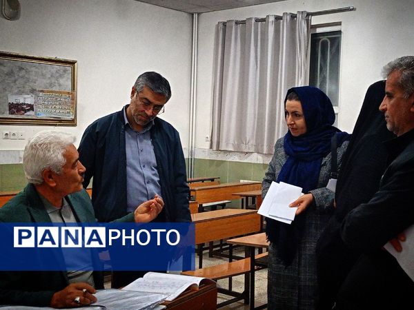 تحویل کارنامه هشدار دانش آموزان به اولیا دبیرستان میثاق