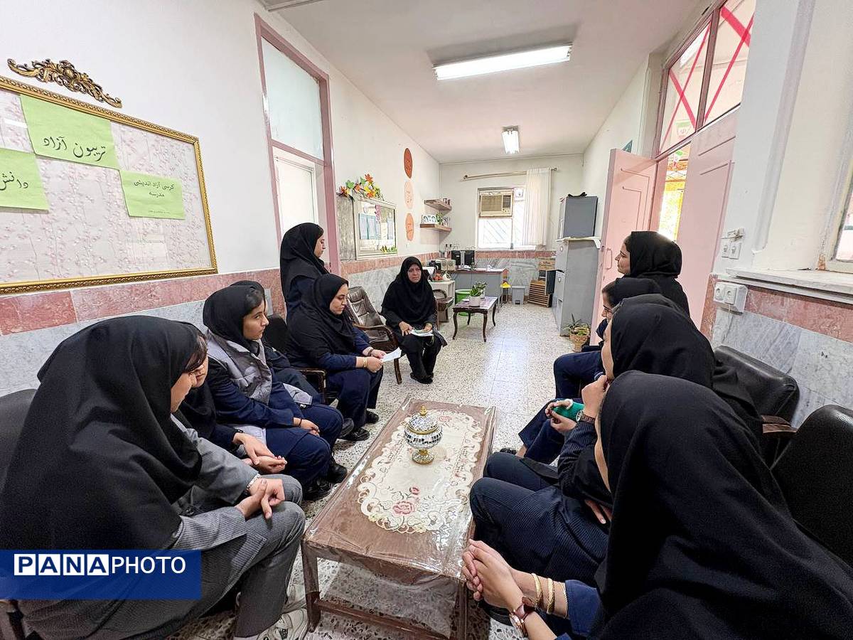 جلسه توجیهی ویژه دانشآموزان خبرنگار پانا در هنرستان تلاش